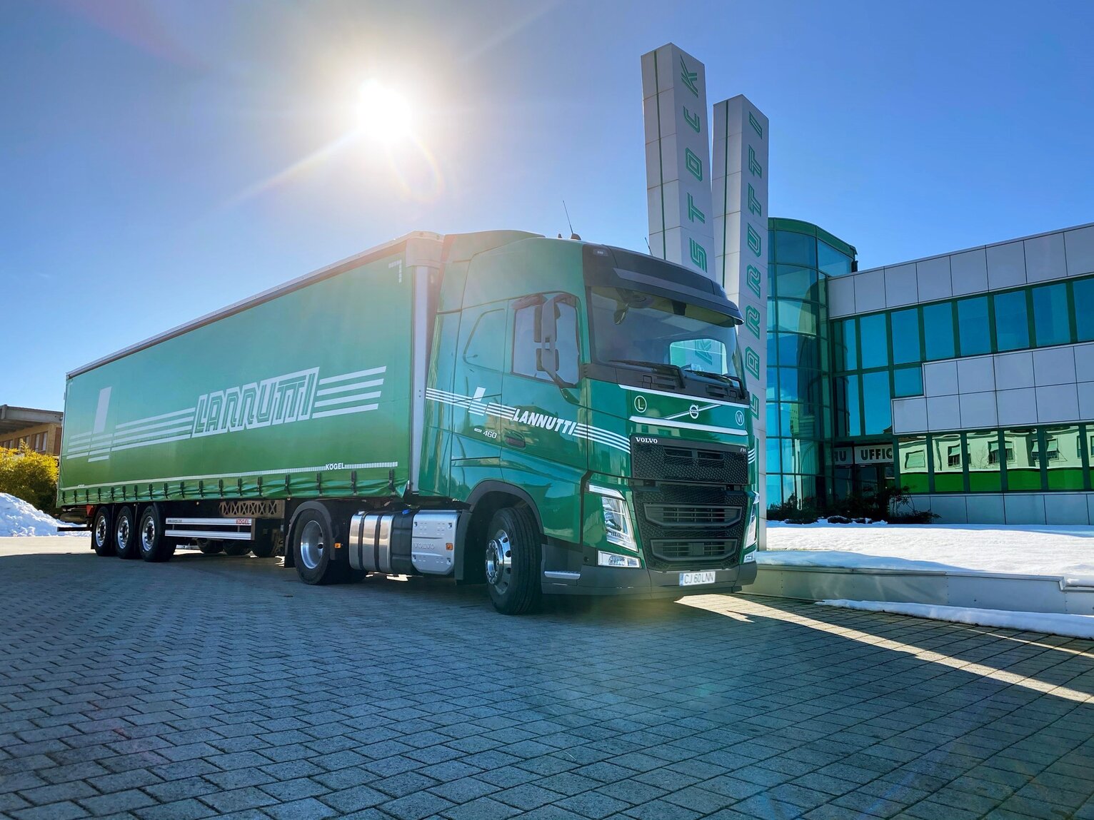 Lannutti Group транспортирует грузы по дорогам восьми европейских стран; ее автопарк состоит из 1 800 единиц техники. Решение инвестировать в 1 000 новых седельных тягачей Volvo FH было принято после года полноценных тестовых испытаний, в ходе которых новый Volvo FH с I-Save сравнивался с другими автомобилями смешанного парка. Результатом стало итоговое снижение расхода топлива на 10% по сравнению с аналогичным грузовым автомобилем Volvo FH с двигателем Eвро-6 step C. «Принцип обновления автопарка в Lannutti Group заключается в том, чтобы отдавать приоритет автомобилям с низким уровнем выбросов вредных веществ в атмосферу. Помимо надежности, наиболее важными факторами для нас являются обеспечение высокой полезной загрузки и сведение к минимуму расхода топлива. После продолжительного периода испытаний мы решили, что все новые седельные тягачи Volvo должны быть оснащены системой I-Save», – отмечает генеральный директор Lannutti Group Вальтер Ланнутти. Версия Volvo FH I-Save сочетает в себе двигатель с функциями экономии топлива при дальнемагистральных перевозках без ущерба для управляемости. Они также оснащены дополнительными системами безопасности, такими как поддержка при смене полосы движения и оповещения водителя, которые помогают избежать несчастных случаев. «Мы не идем ни на какие компромиссы в вопросах безопасности. Это важно, поскольку, тем самым, мы даем нашим водителям комфортное рабочее место и обеспечиваем сохранность доставляемых нами грузов. Мы считаем, что установка дополнительных систем безопасности Volvo – это отличная инвестиция», – добавляет Вальтер Ланнутти. 1 000 седельных тягачей Volvo FH с I-Save будут произведены и поставлены Lannutti Group в 2021-2022 годах. «У нас сложились давние и доверительные деловые отношения с Lannutti Group. Очень горжусь тем, что они доверяют Volvo и подтверждают выдающиеся топливные характеристики наших грузовиков с системой I-Save. Это важно как с точки зрения вопросов экологии, так и эффективности бизнеса для наших клиентов», – подчеркивает президент Volvo Trucks Роджер Альм.
