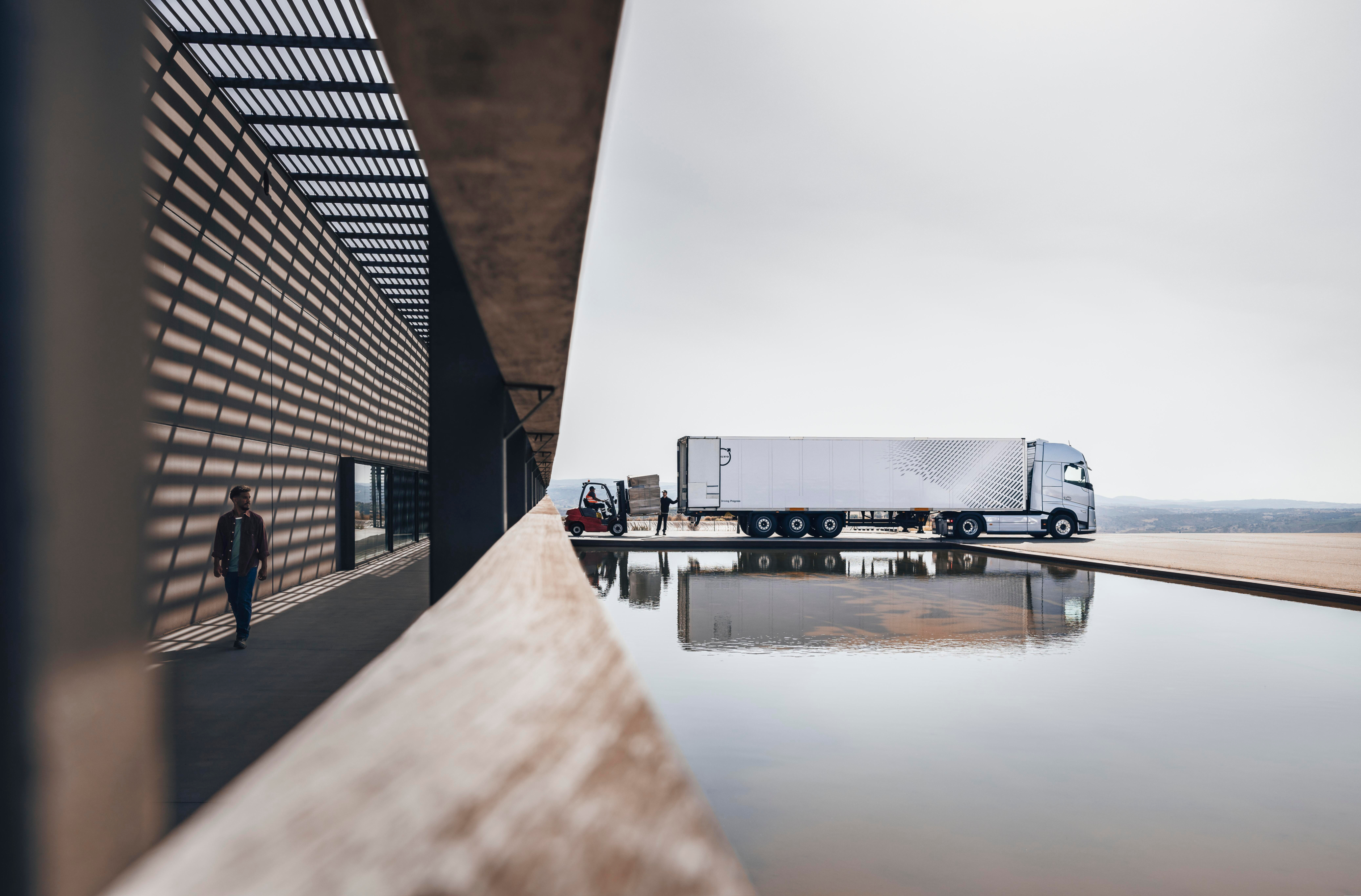 Volvo FH Aero gas-powered getting unloaded.png