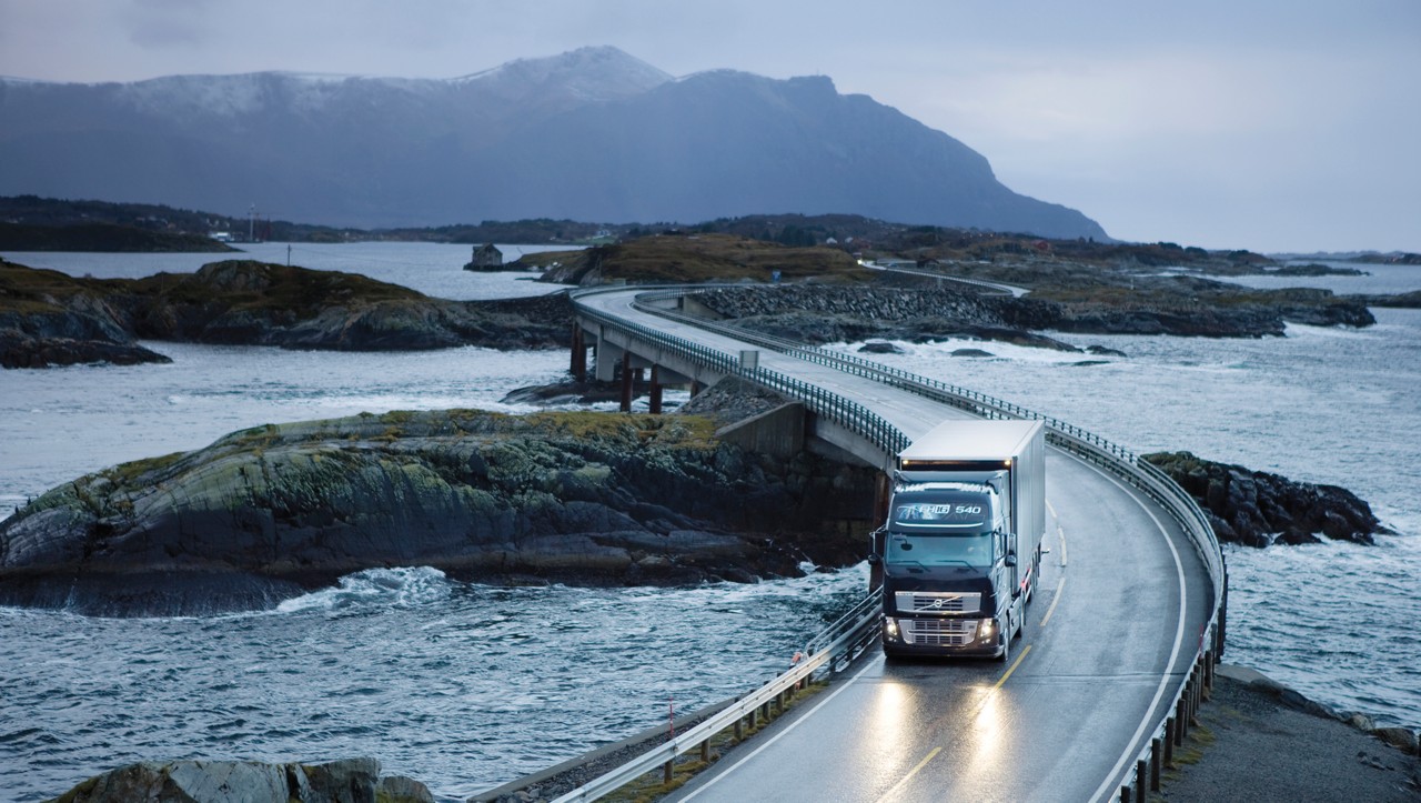 Volvo FH на извилистом мосту