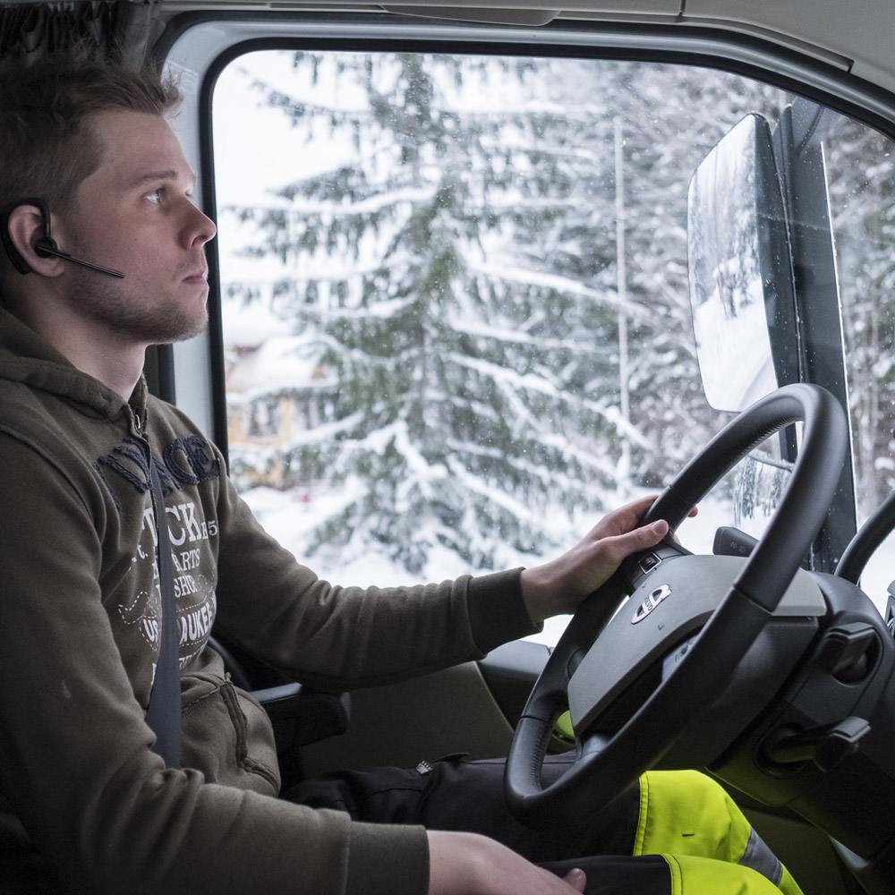 Водитель Тони Корхонен в новом Volvo FH с кабиной I-Save