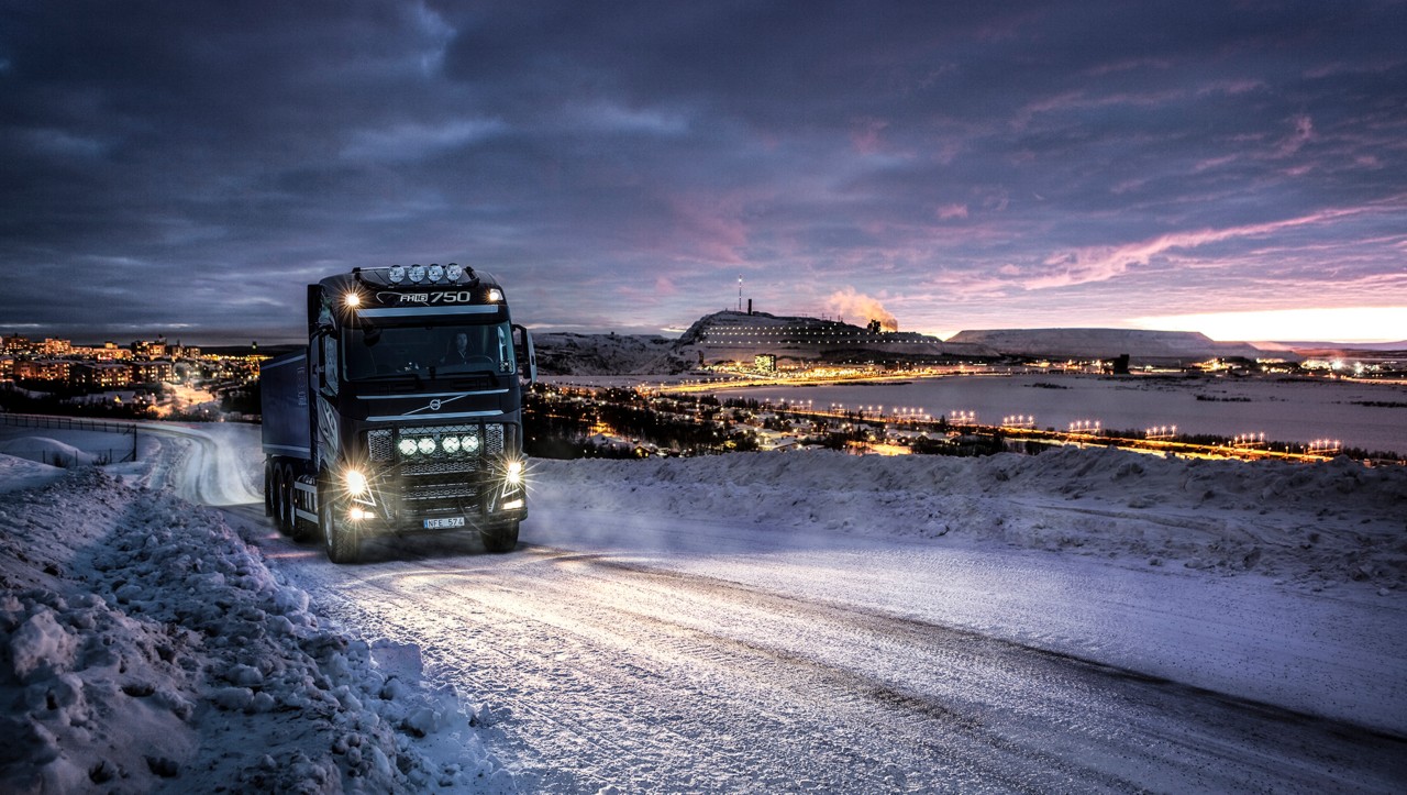 การขับขี่ Volvo FH ท่ามกลางหิมะในยามค่ำคืน