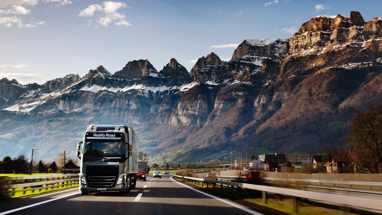 การขับขี่ Volvo FH เบื้องหน้าสภาพภูมิประเทศภูเขา